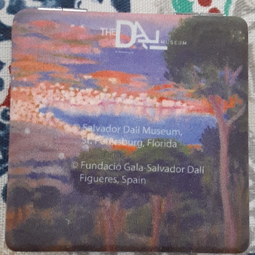 Dali purse compact